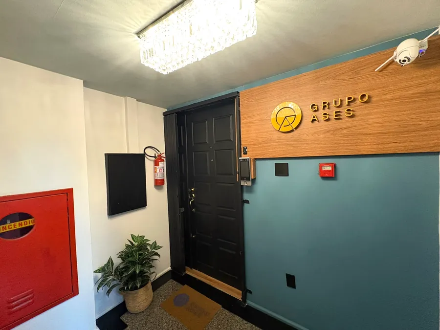 Entrada com a placa do Grupo Ases